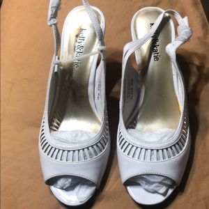 Kelly&Katie Sz 8.5 White shoes